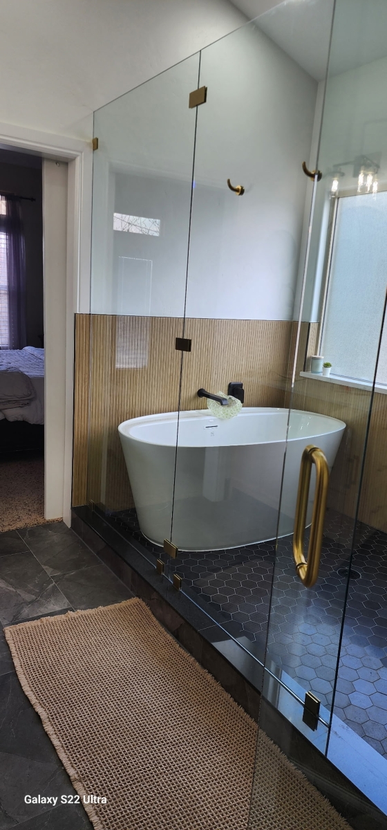 Soaker-Tub-and-Euro-Glass